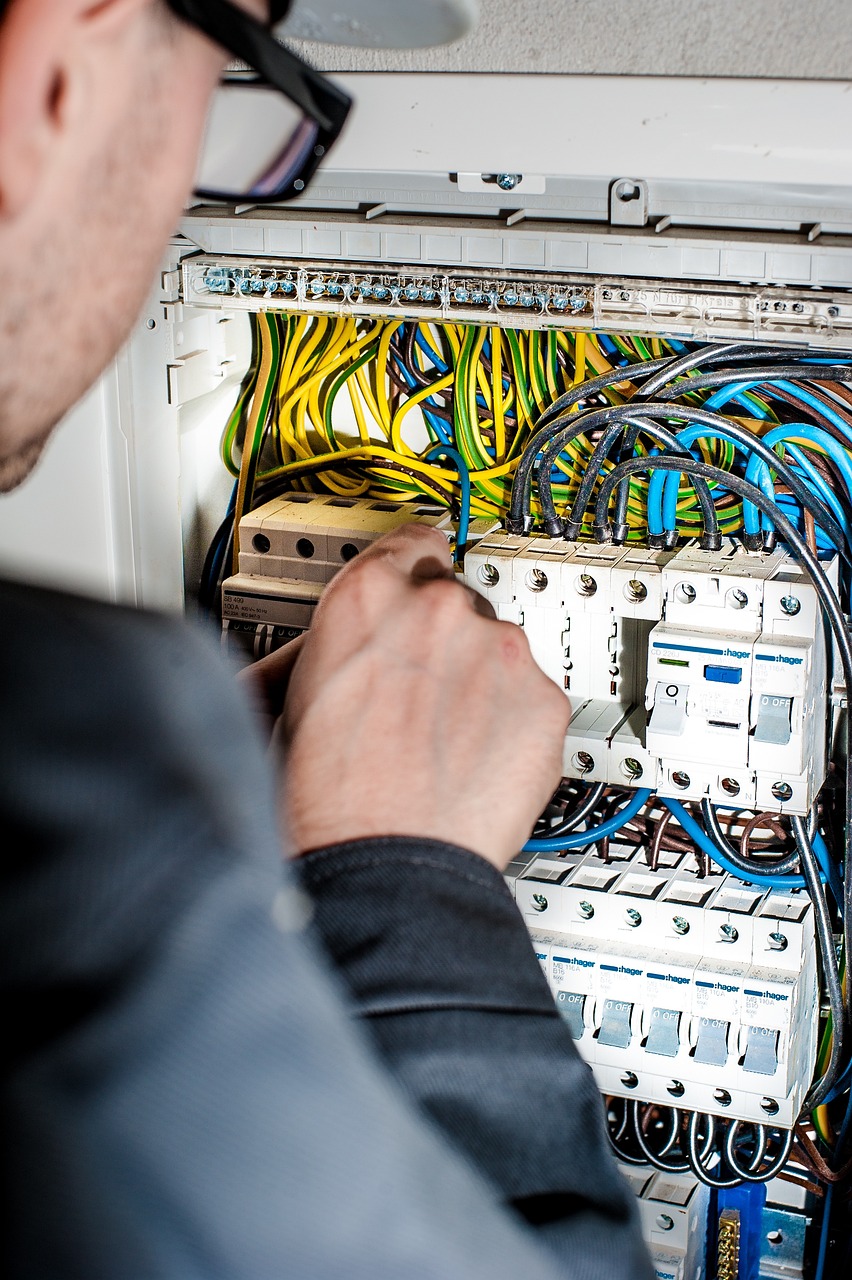 electrician-1080573_1280 (1)